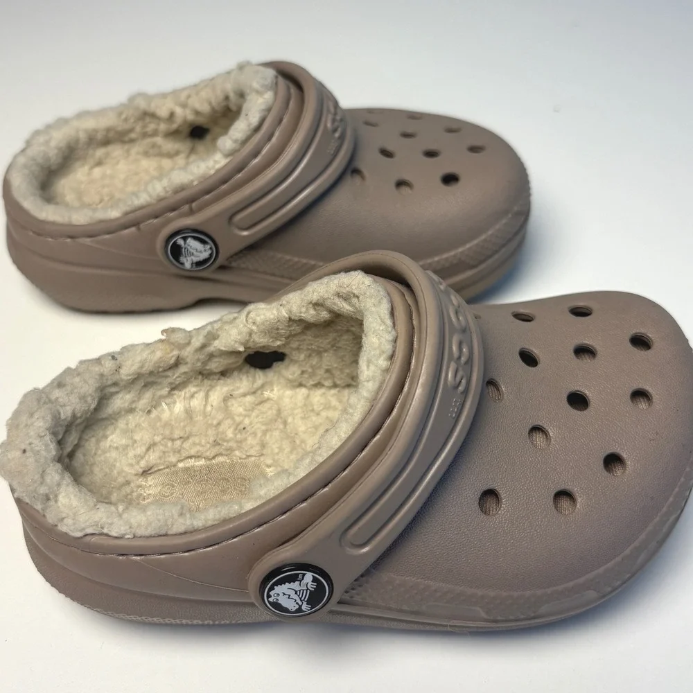 Crocs Kids C8 Clogs Khaki Tan Classic Fuzz-Lined Lined Mules Shoes Comfort